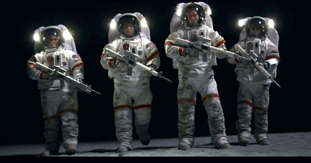 Вооруженные астронавты на Луне в «Ради всего человечества»