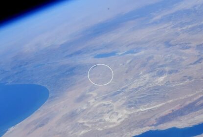 Белый круг подчеркивает яркое пятно, видно из МКС в пустыне Негев