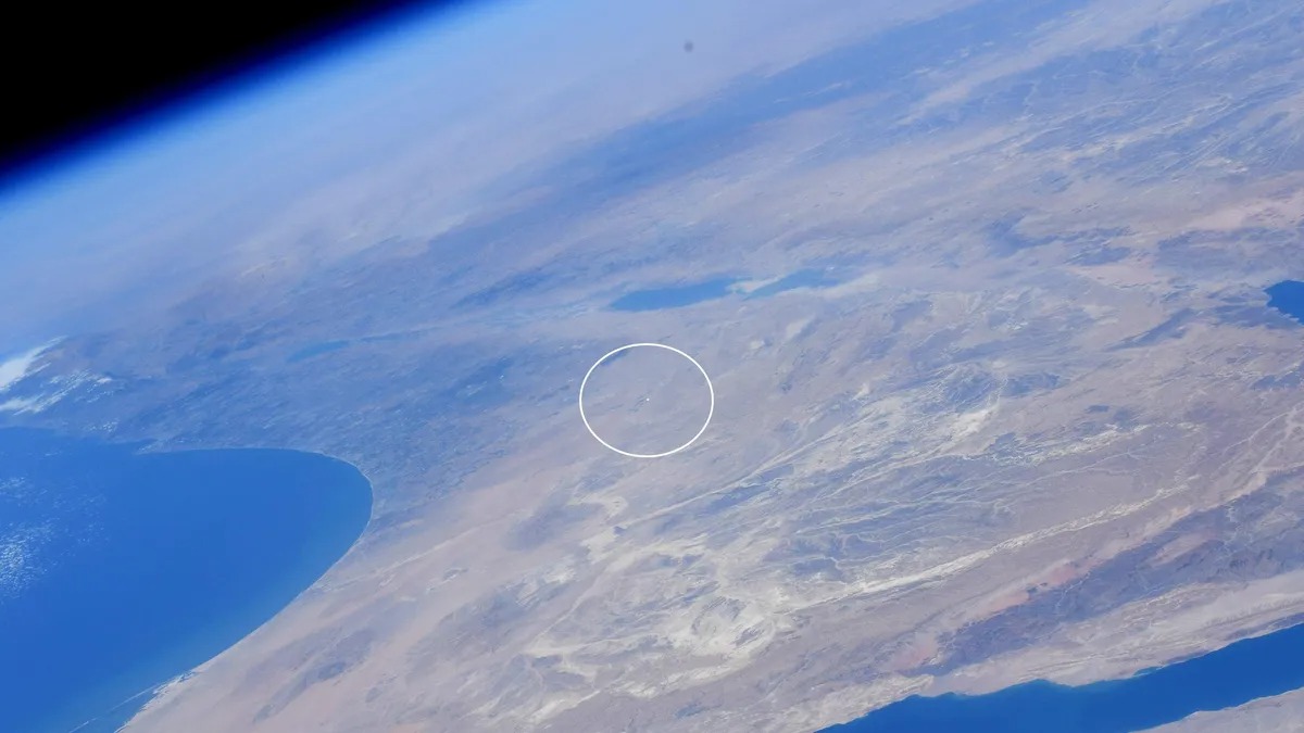 Біле коло підкреслює яскраву пляму, яку видно з МКС у пустелі Негев