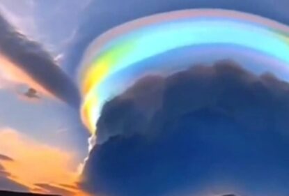 Радужное облако, которое эксперты называют пилеус или шарфовым облаком