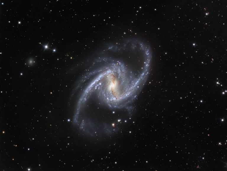 Зображення NGC 1365, яке поєднує спостереження за допомогою 1,5-метрового датського телескопа в обсерваторії ESO La Silla в Чилі