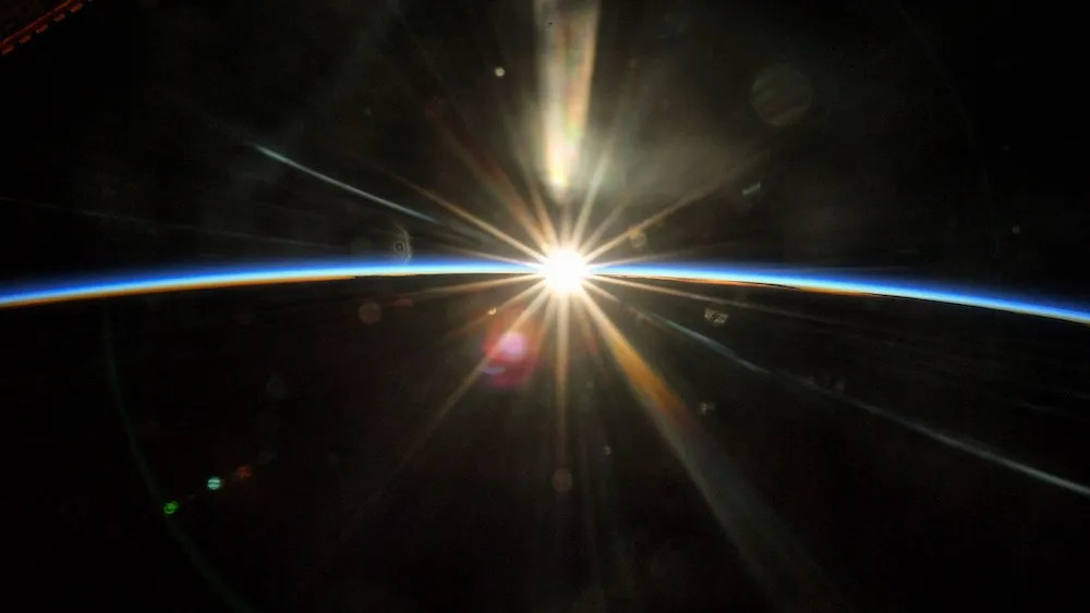 Астронавты видят восход и закат Солнца 16 раз в сутки