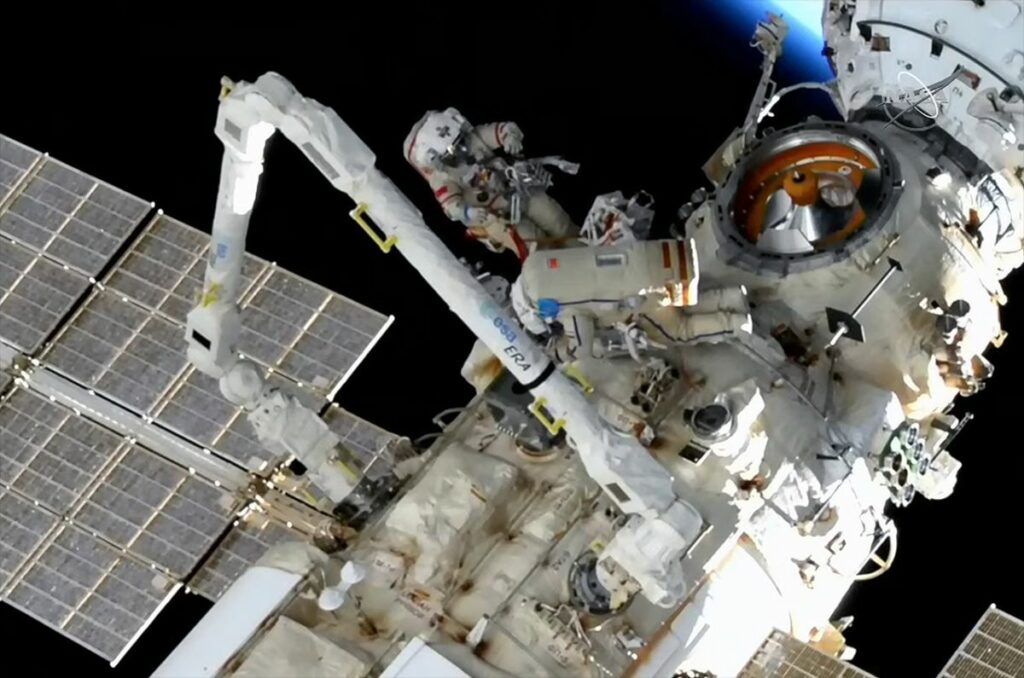 У одного из российских космонавтов возникла проблема с электроснабжением в скафандре