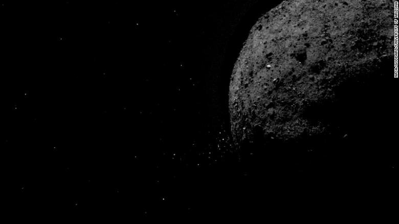На изображении показано, как астероид Бенну выбрасывает частицы камня со своей поверхности 19 января 2019 года