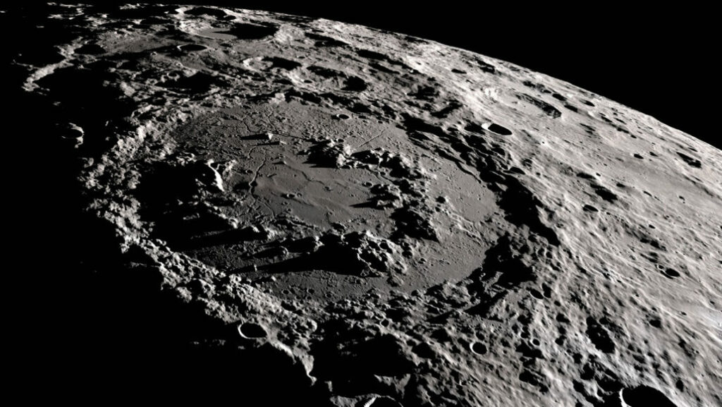 Удары астероидов повлияли на полюсы Луны