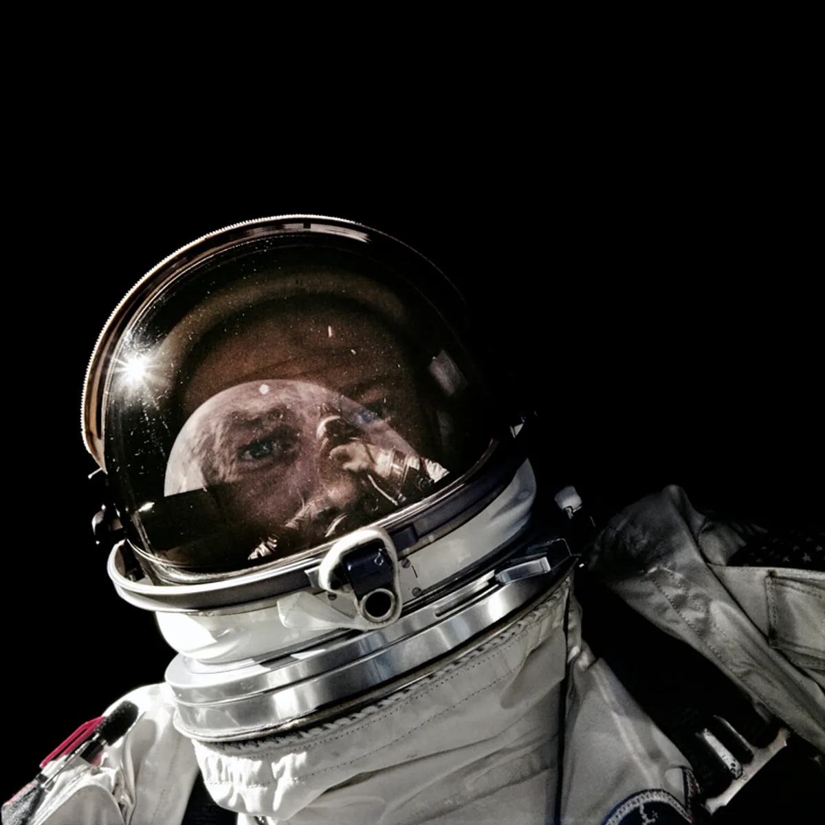 Базз Олдрин делает первое селфи в космосе