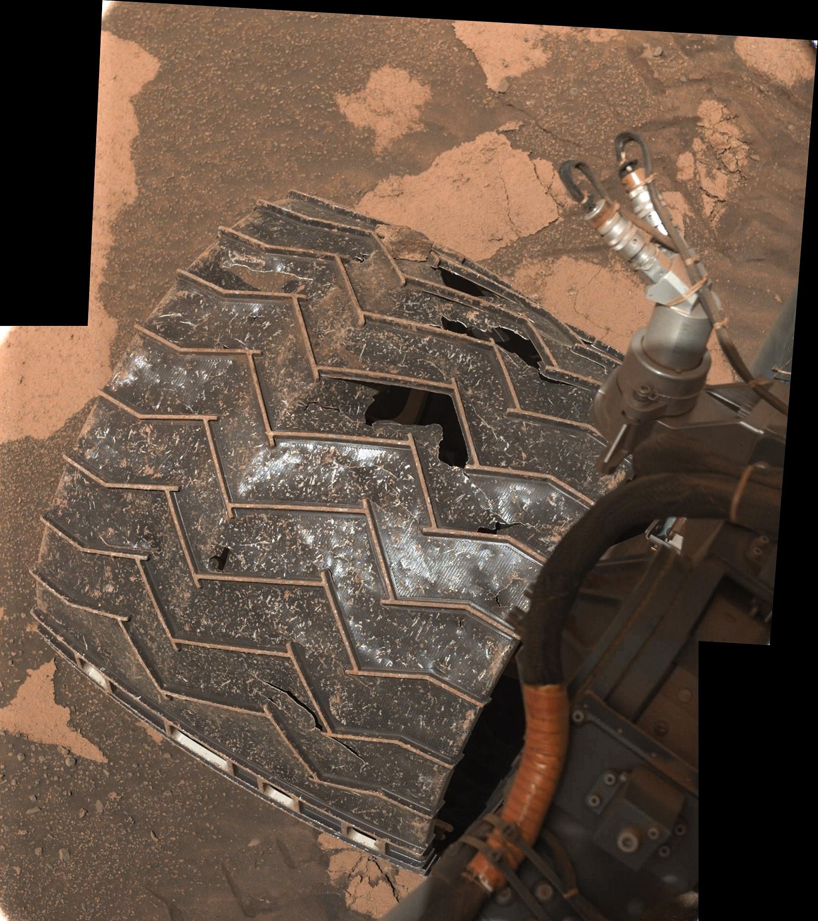 Камень, застрявший у колеса Curiosity