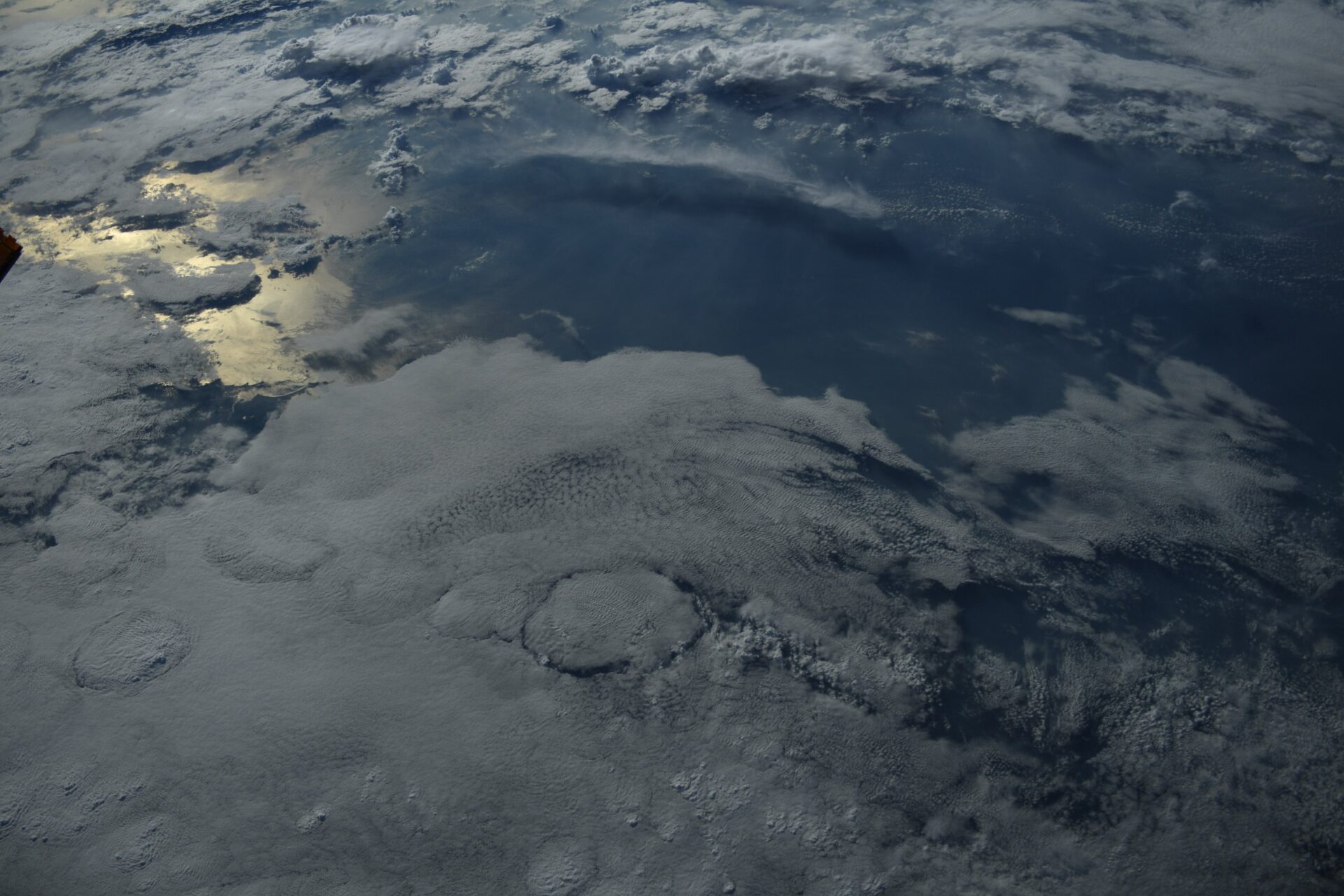 Снимок поверхности Земли под песню Луи Армстронга What a Wonderful World