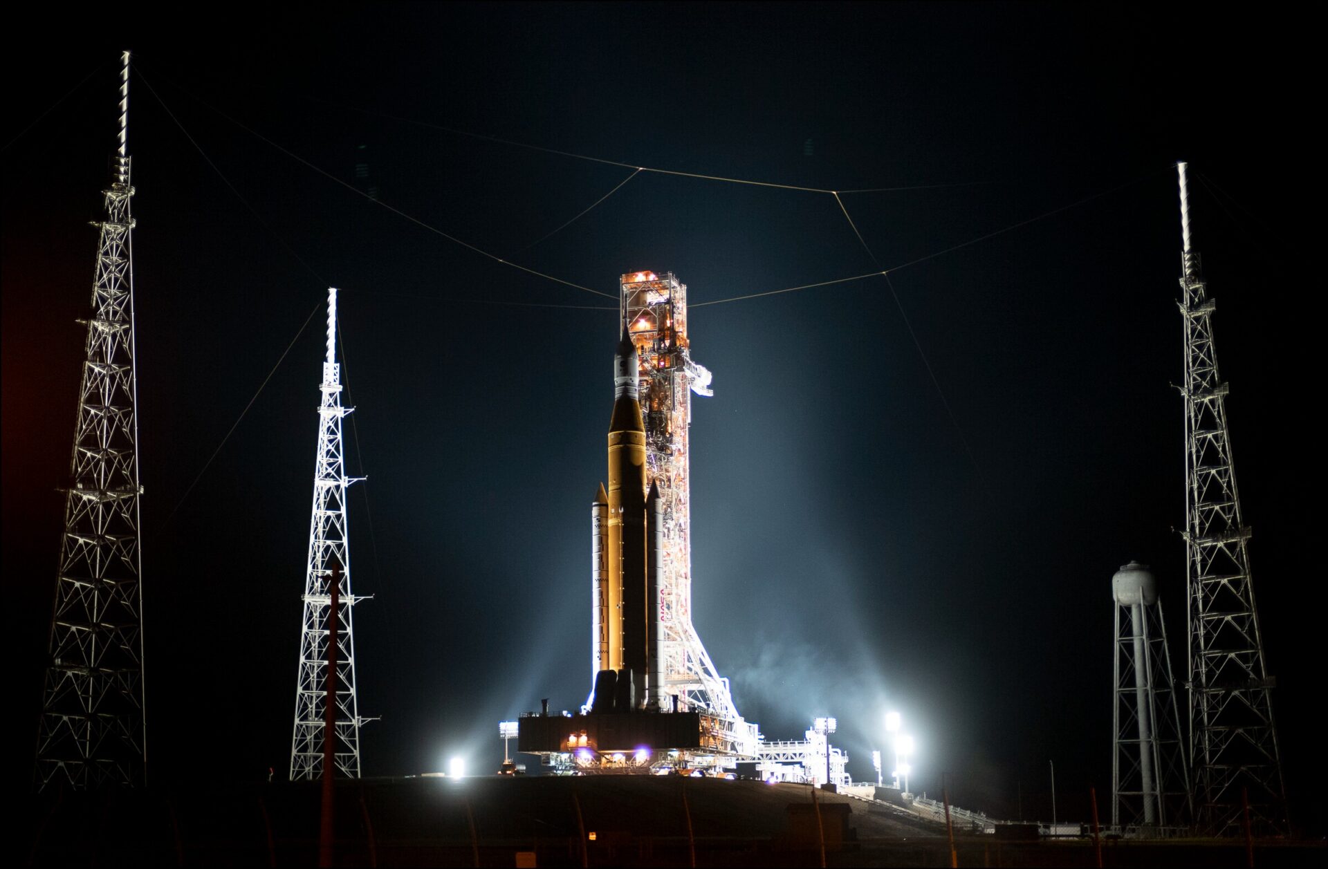 Ракета NASA SLS на стартовой площадке