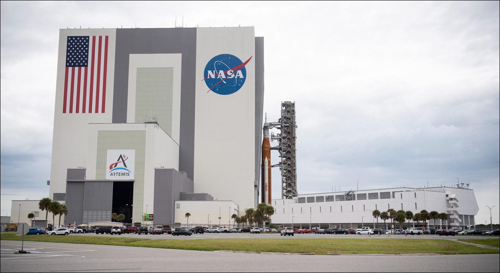 Ракету NASA SLS ховають у ангар Космічного центру Кеннеді перед ураганом Ієн