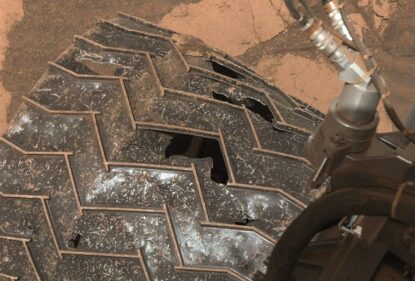 Камешек, застрявший в протекторе колеса Curiosity