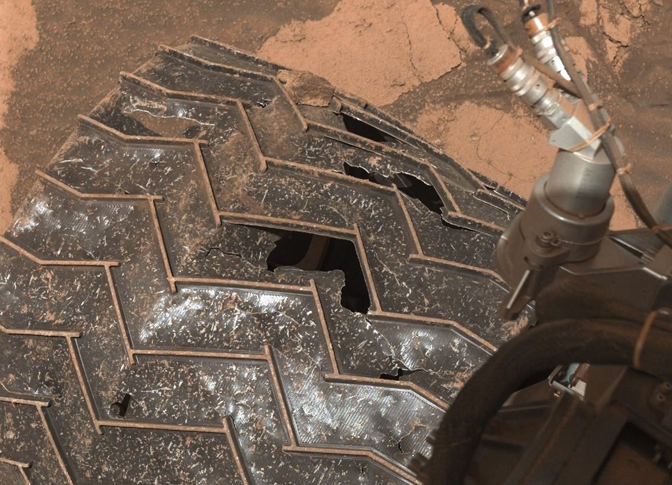 Rock stuck in the wheel of the Curiosity rover: Photo