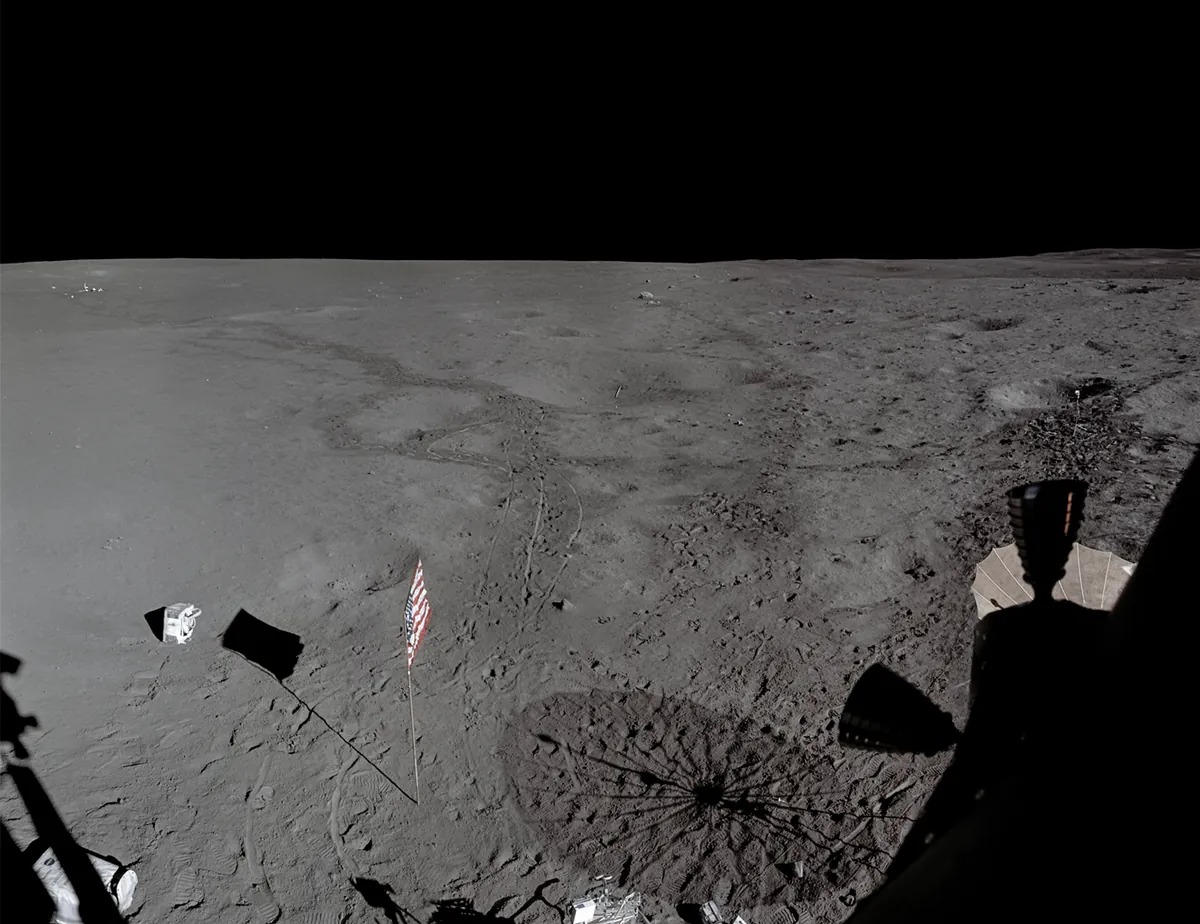 Apollo 14 в феврале 1971 г. Эдгар Митчелл фотографирует место посадки перед тем, как покинуть Луну