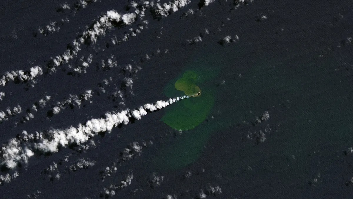 Через несколько часов после извержения вулкана Домашний Риф архипелага Тонга образовался новый остров