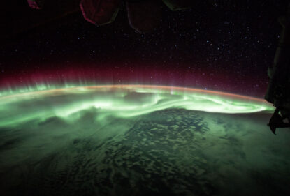 Впечатляющие кадры демонстрируют поразительное полярное сияние, которое делает нашу планету похожей на инопланетные миры