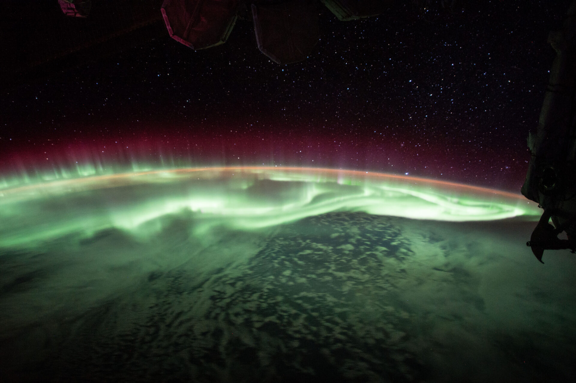 Вражаючі кадри з борту МКС демонструють вражаюче полярне сяйво, яке робить нашу планету схожою на інопланетні світи
