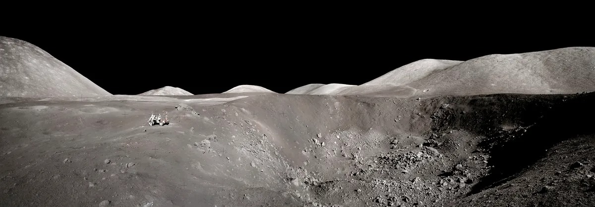 Джин Сернан фотографирует Гаррисона Шмитта, всматривающегося в кратер