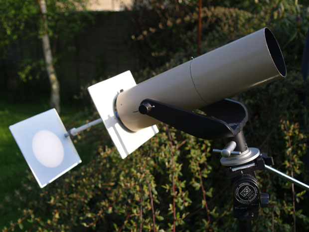 Как наблюдать солнечное затмение с помощью листа