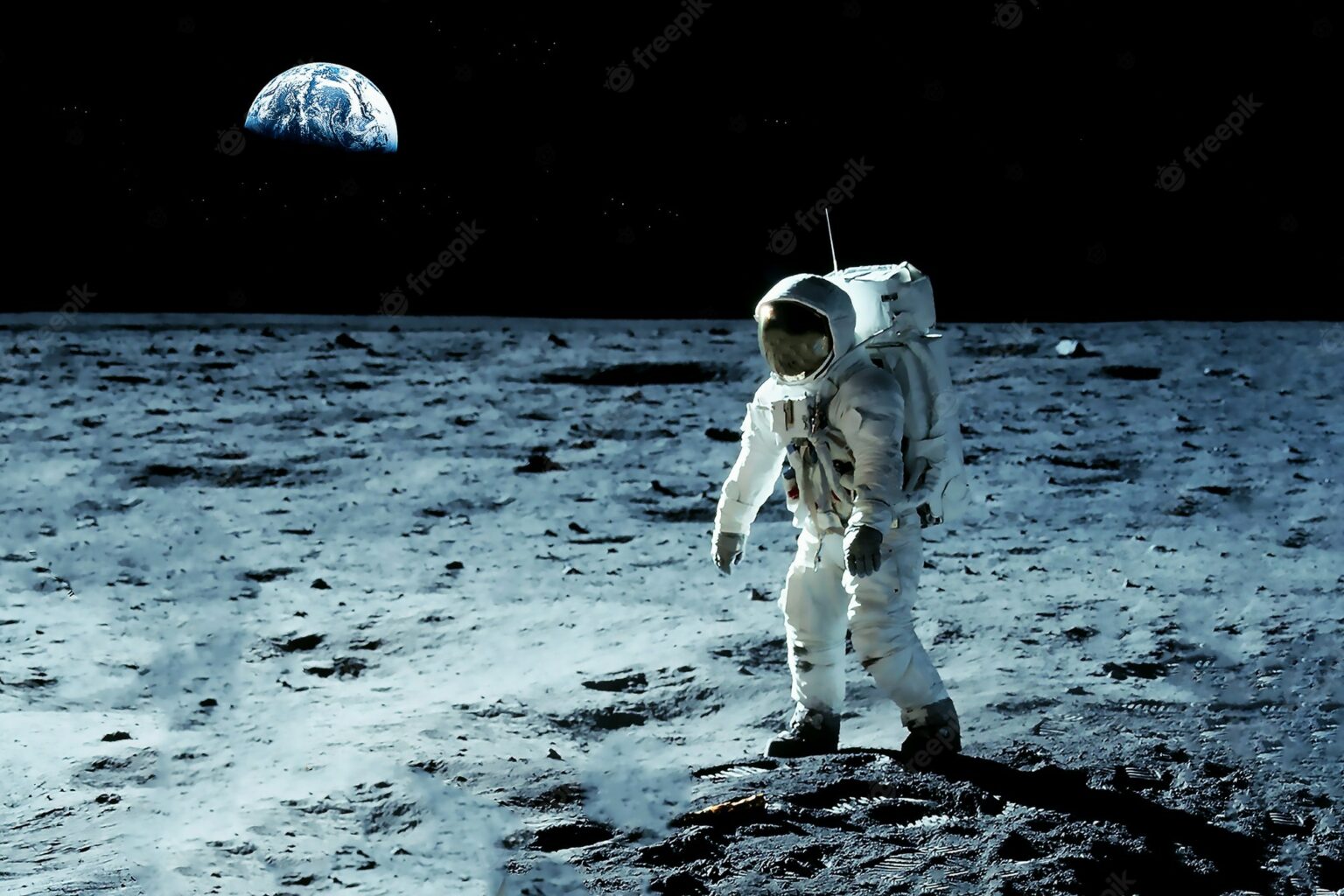 Космонавт идет по Луне фото мультик