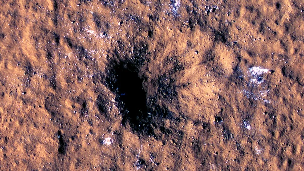 На изображении, сделанном камерой HiRISE MRO, виден ударный кратер