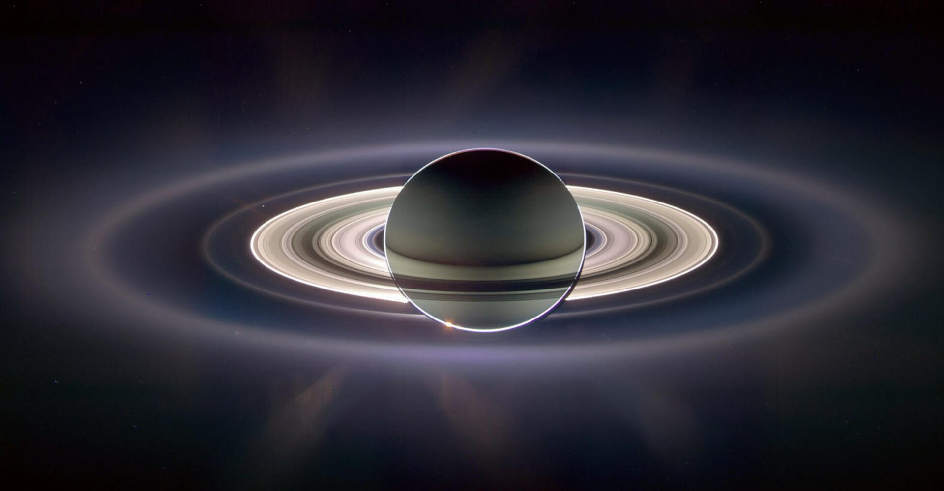 Сатурн на фоне солнца. Авторство изображения: NASA/JPL-Caltech/SSI