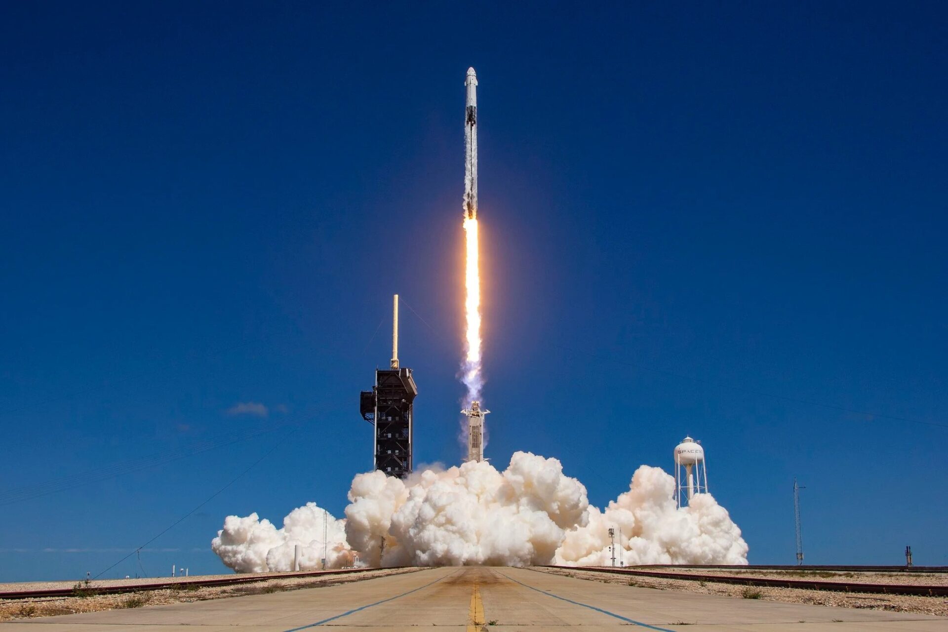 Старт SpaceX Falcon 9 с экипажем Crew-5. Фото: SpaceX