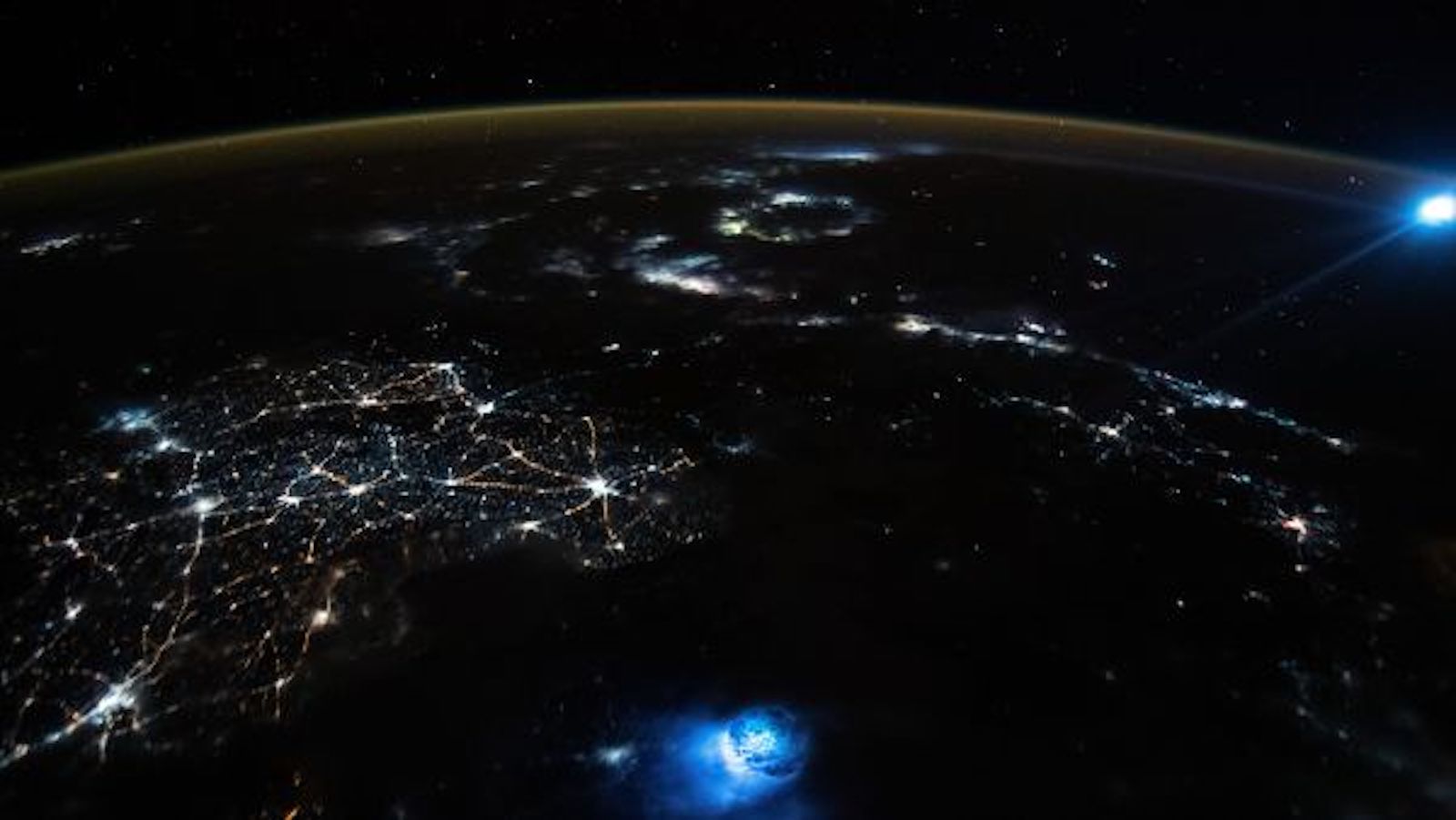 Чем являются голубые пятна, которые астронавт сфотографировал с орбиты?