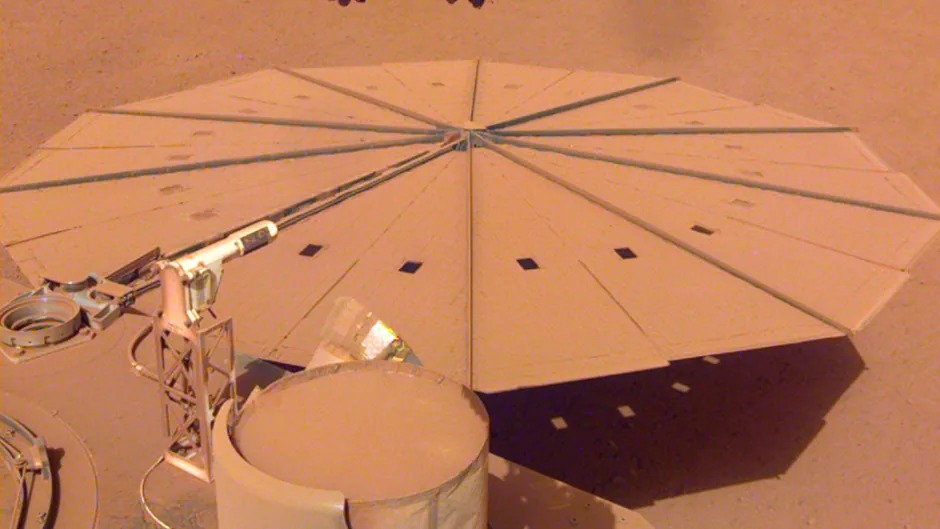 Запыленная солнечная панель посадочного модуля NASA InSight