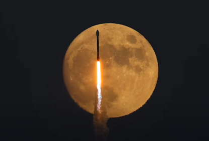 SpaceX Falcon 9 пролітає повз повний Місяць