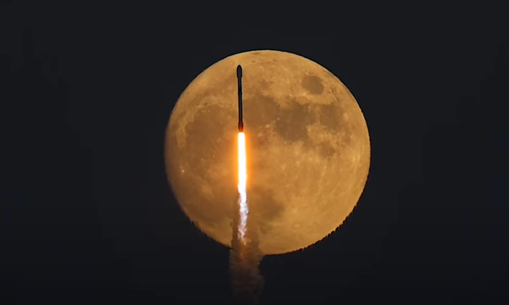 Stunning video of the Falcon 9 launch against the background of a full moon