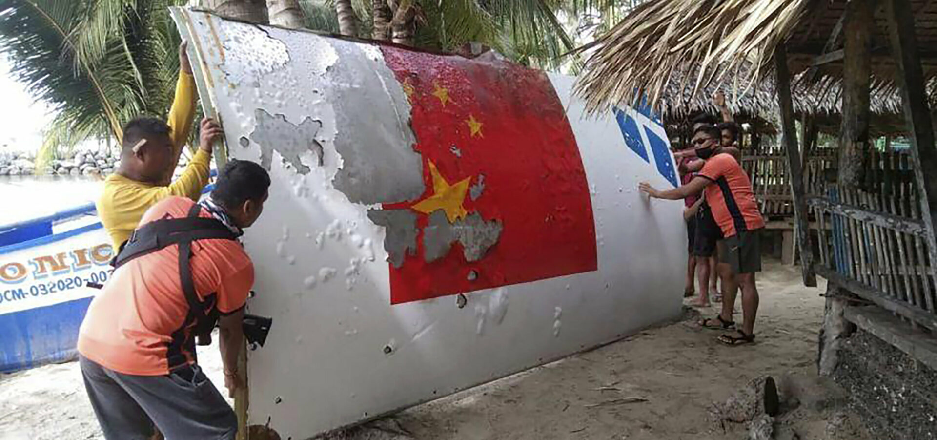 Chinese Coast Guard took away the wreckage of the rocket from the Filipinos