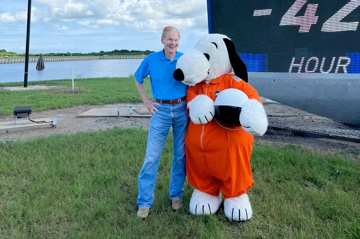 Администратор NASA Билл Нельсон с астронавтом Snoopy