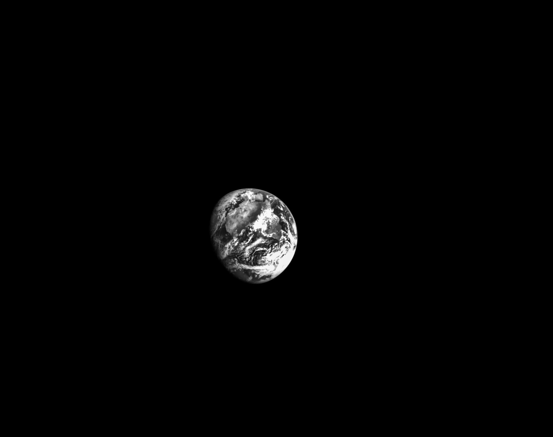 черно-белый портрет Земли