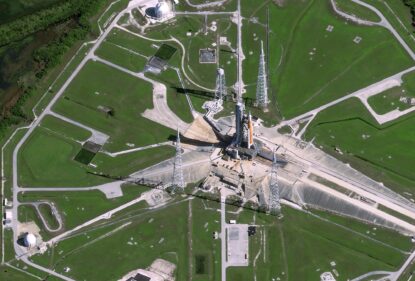 Аэрофотосъемка ракеты SLS на стартовой площадке 39B