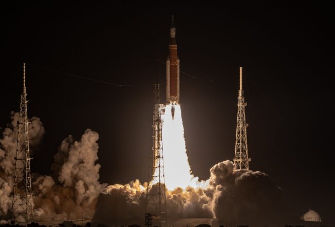 Старт ракеты Space Launch System 16 ноября 2022 года