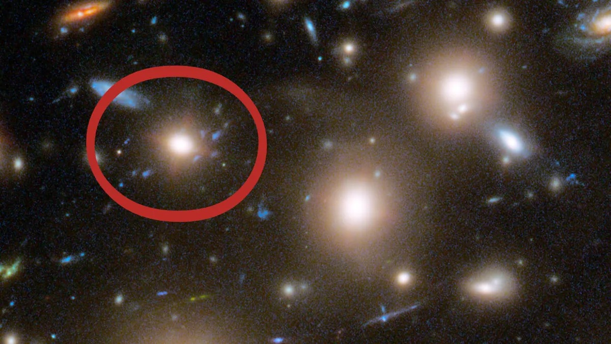 Красный овал выделяет скопление галактик Abell 370, где произошел взрыв сверхновой