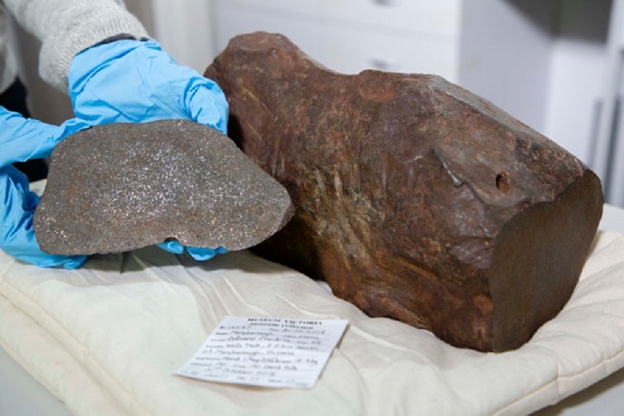 Метеорит Меріборо та відрізаний від нього шматок