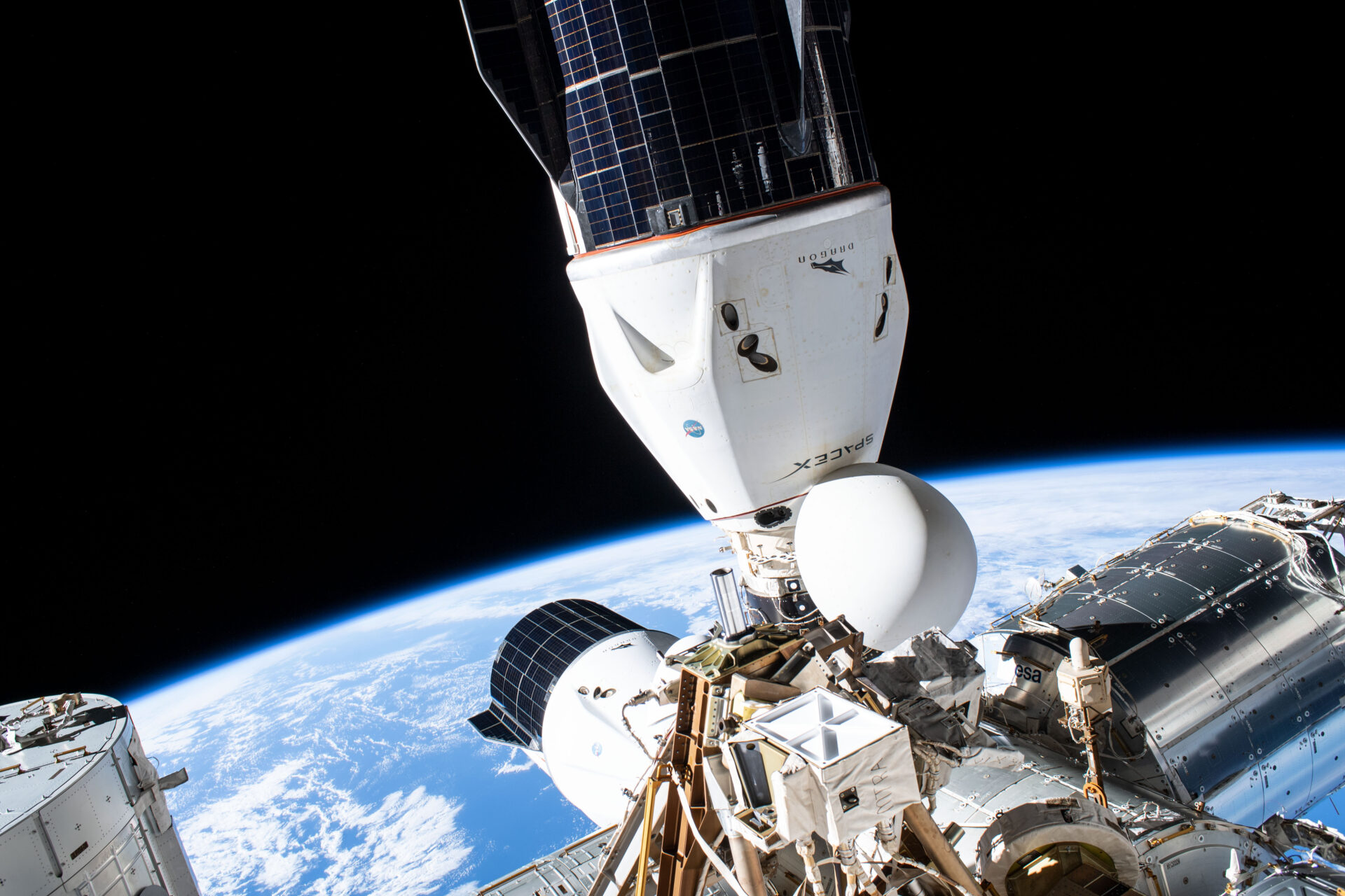 Два космических корабля Dragon от SpaceX пристыкованы к МКС