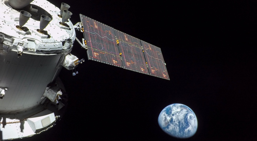 Снимок во время полета на Луну, напоминающий "Восход Земли"