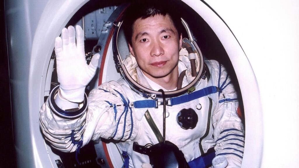 2003 року Ян Лівей став першим китайцем на орбіті