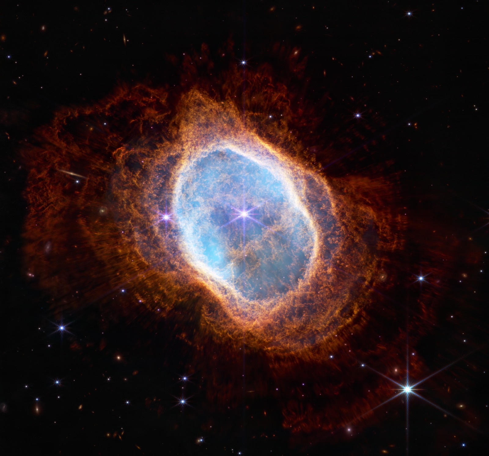 Показательное цветное изображение туманности Южное кольцо с телескопом James Webb