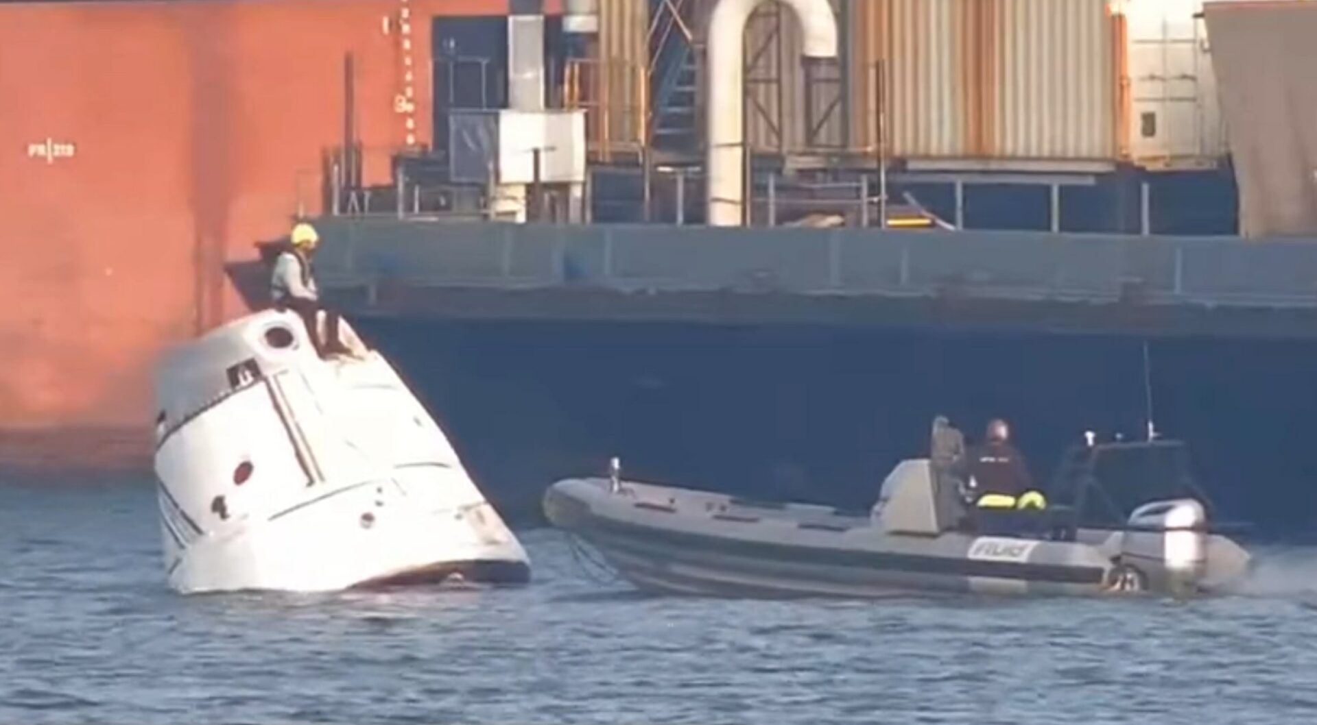 Незнакомец оседлал капсулу SpaceX Dragon на воде: видео