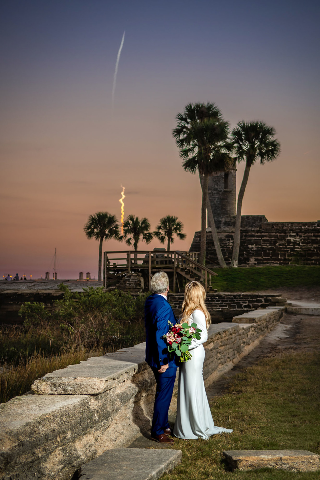 Свадебная фотосессия со стартом SpaceX Falcon 9 на фоне