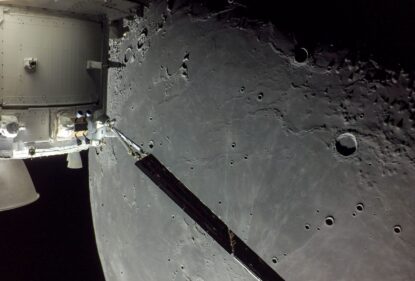 ПролІт космічного корабля Orion повз Місяць перед поверненням на Землю