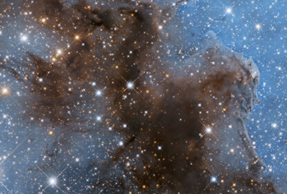 Яркие звезды среди газа и пыли туманности Киля, известного звездного ясли