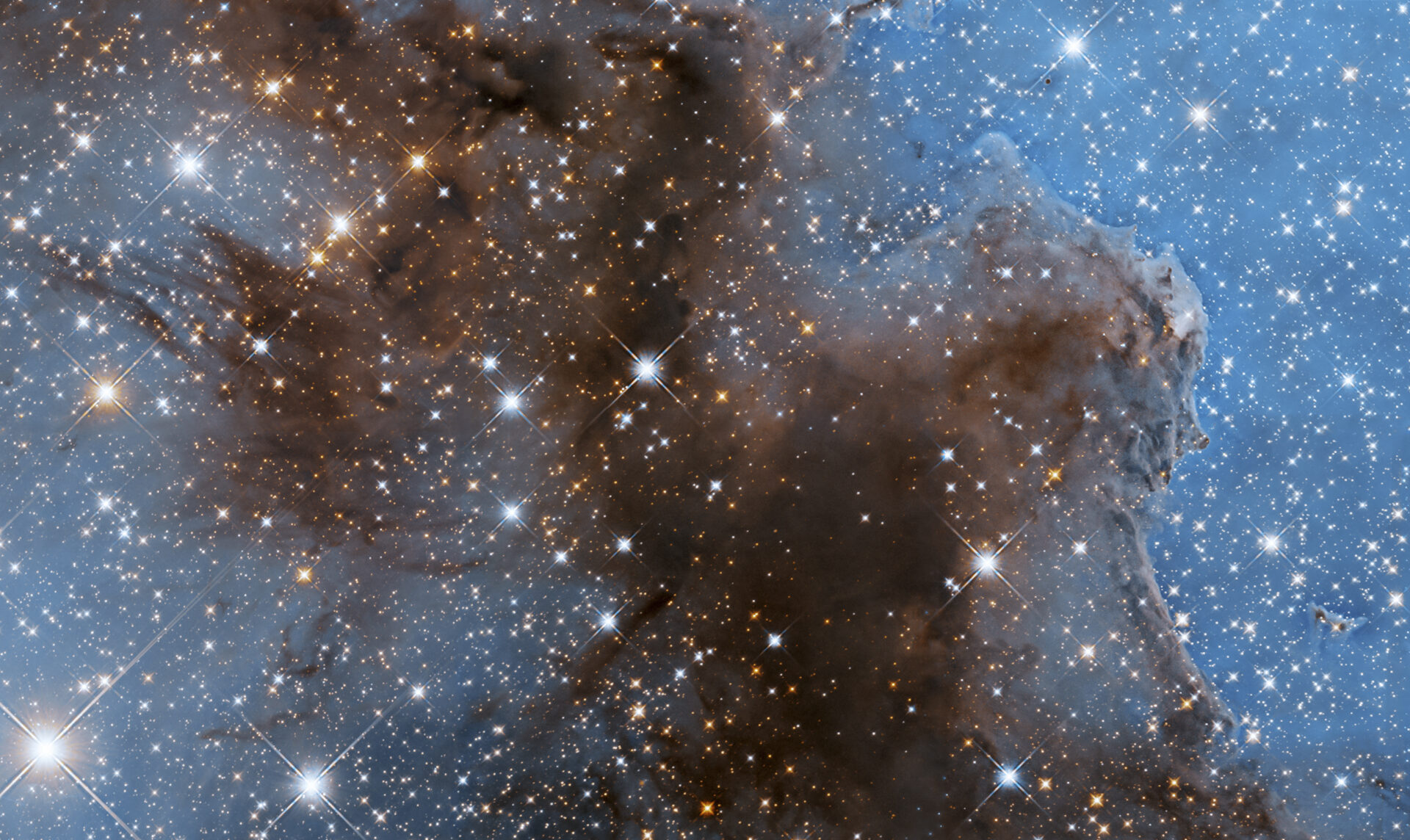 Яркие звезды среди газа и пыли туманности Киля, известного звездного ясли