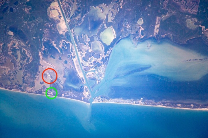 Красным кружочком показано точное местоположение SpaceX Starbase Launch Control Center