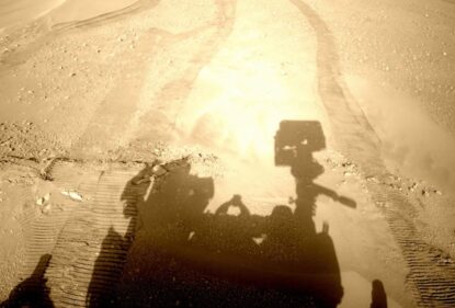 Perseverance спостерігає за власною тінню в кратері Єзеро на Марсі