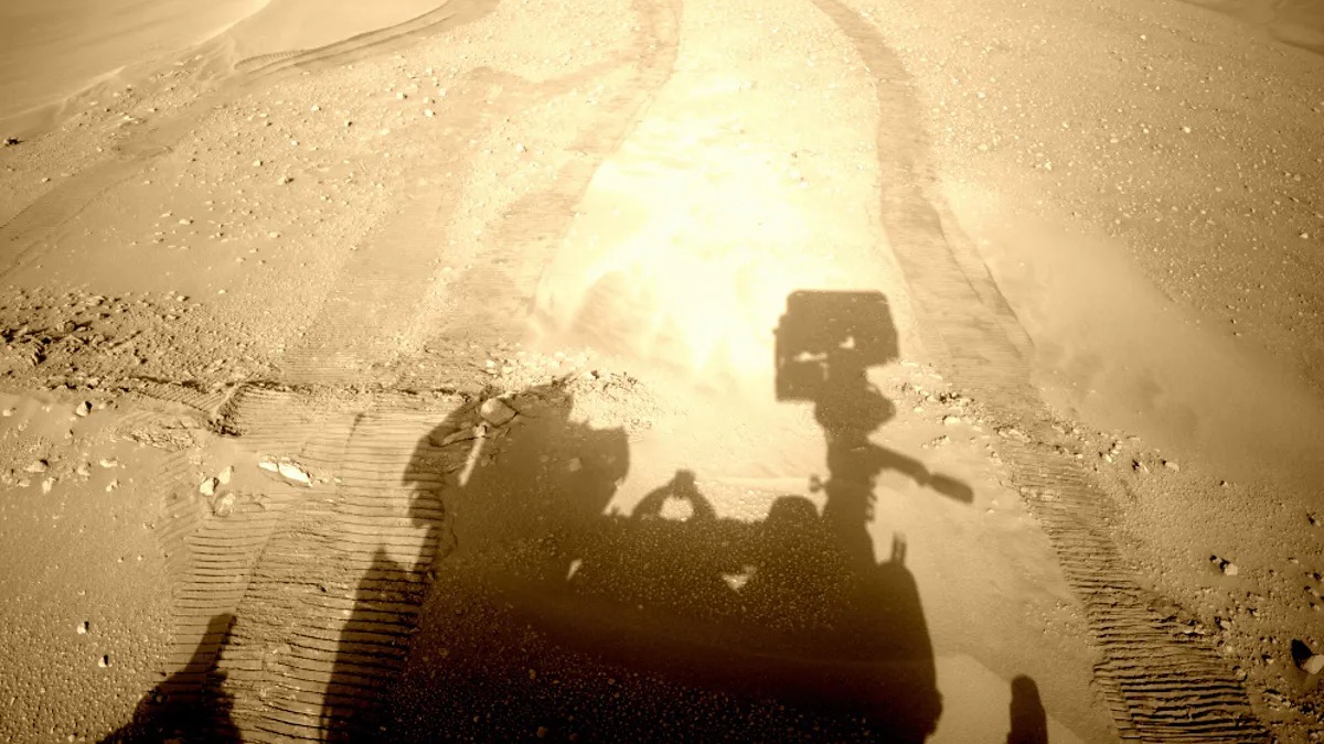 Perseverance наблюдает за собственной тенью в кратере Езеро на Марсе