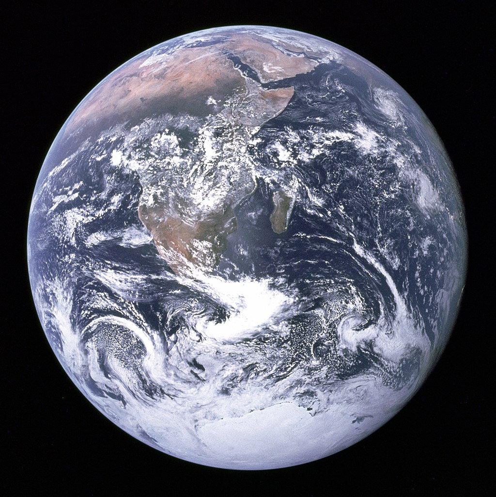https://universemagazine.com/wp-content/uploads/2022/12/the_earth_seen_from_apollo_17.jpg